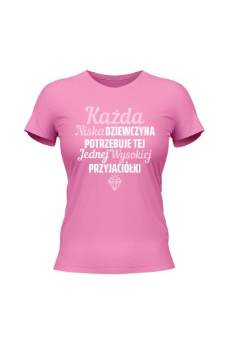 Koszulka damska Każda niska dziewczyna potrzebuje tej jednej wysokiej przyjaciółki - różowa
