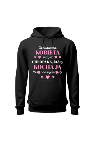 Bluza damska z kapturem Ta cudowna kobieta ma już chłopaka który kocha ją nad życie - czarna
