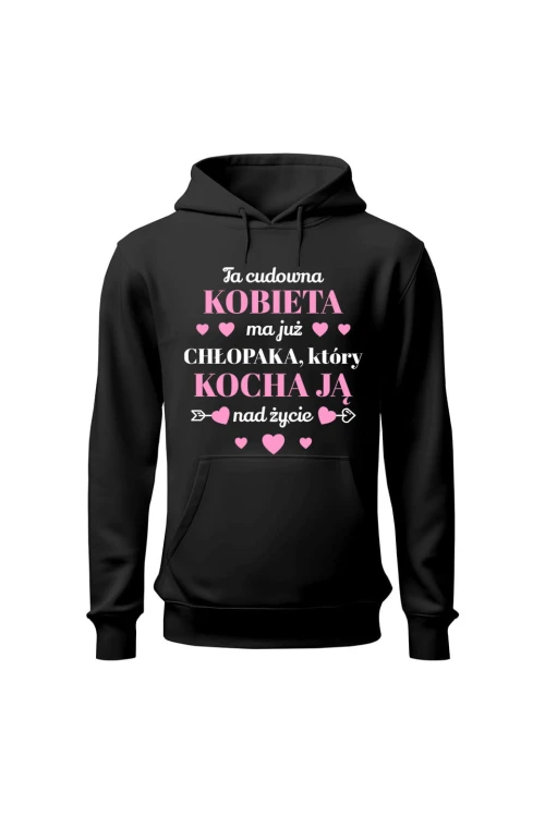 Bluza damska z kapturem Ta cudowna kobieta ma już chłopaka który kocha ją nad życie - czarna