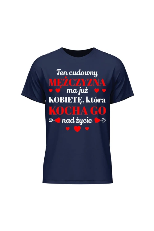 Koszulka męska Ten cudowny mężczyzna ma już kobietę która kocha go nad życie - granatowa